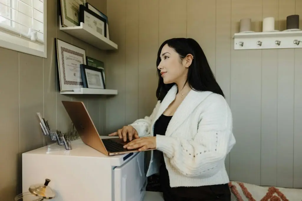 Dueña de un pequeño negocio trabajando en su laptop en su taller