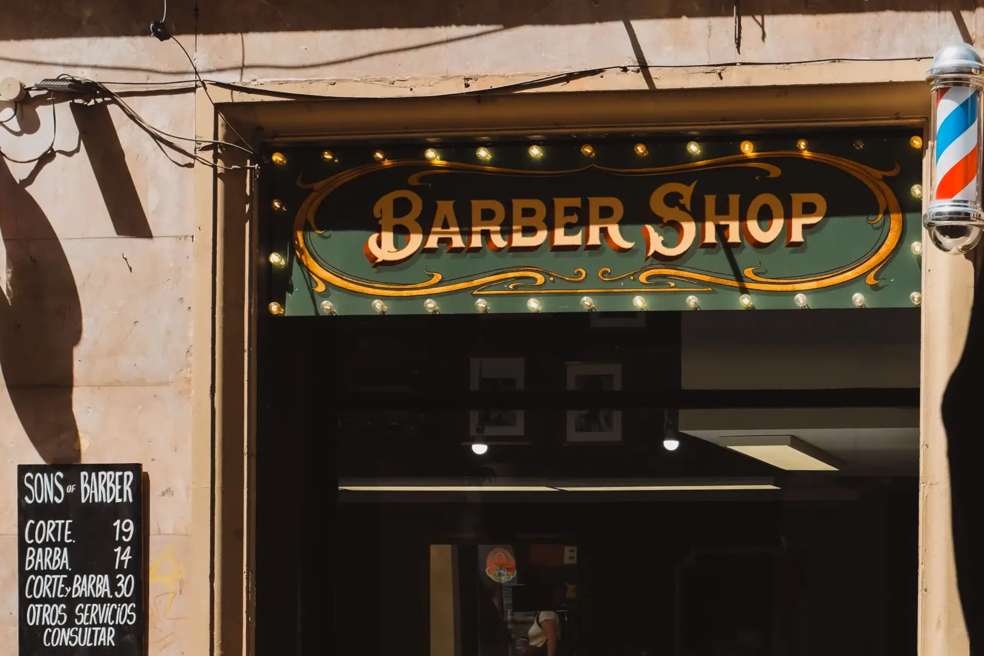 Fachada de barbería dependiente del voz a voz
