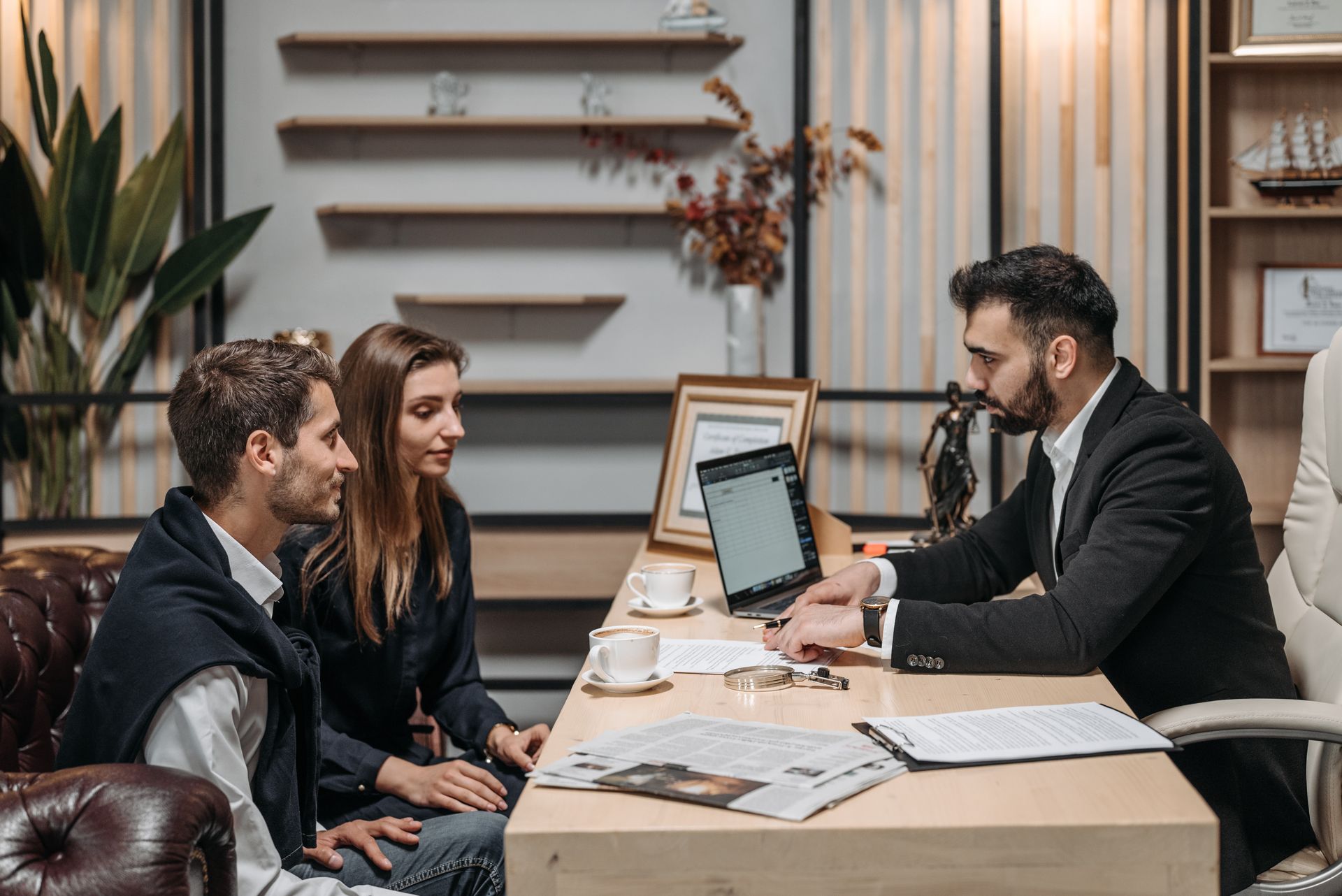 Reunión para elegir una agencia SEO en Colombia